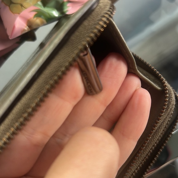 Coach Large Wallet EUC Olive Color Womens Clutch - Picture 8 of 15